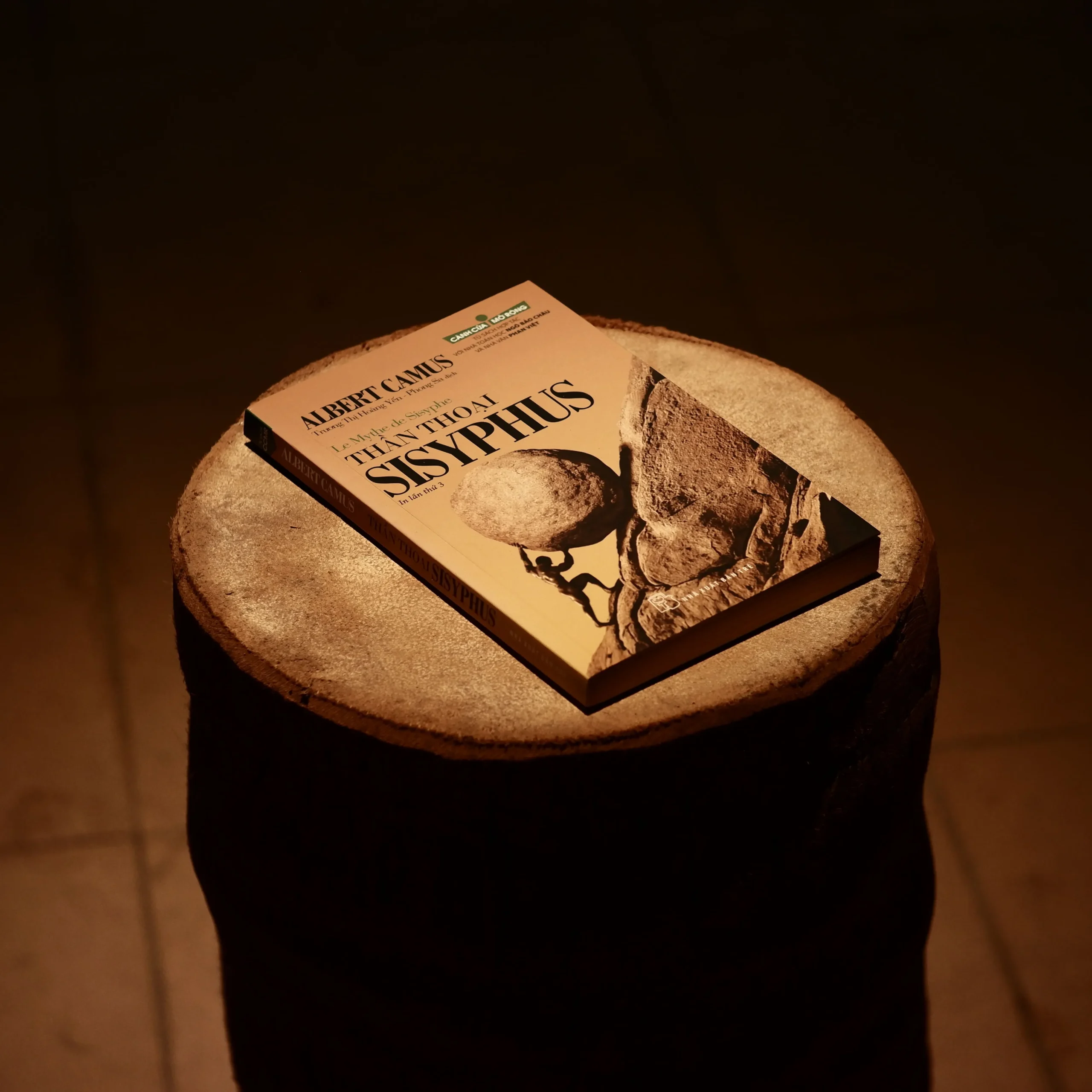 THẦN THOẠI SISYPHUS: MỘT CÁI NHÌN PHI LÝ ĐẾN NỔI LOẠN